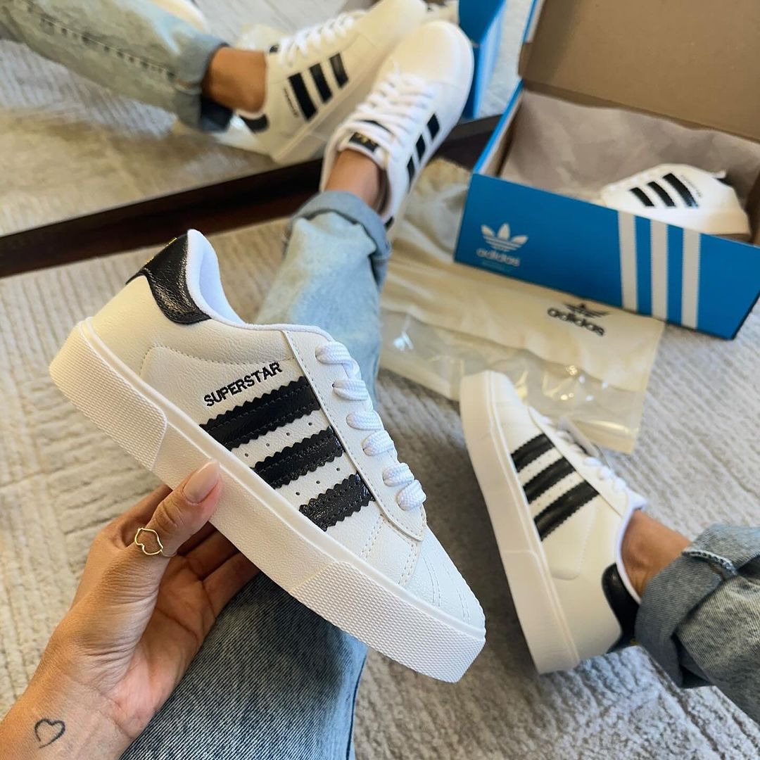 TÊNIS ADIDAS SUPERSTARS.
