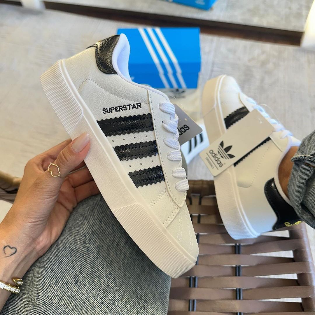 TÊNIS ADIDAS SUPERSTARS.